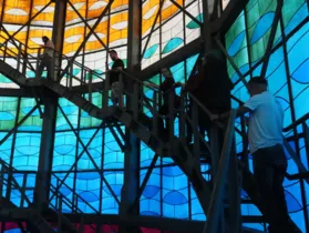 Visitantes sobem os mais de 220 degraus para chegar a cúpula