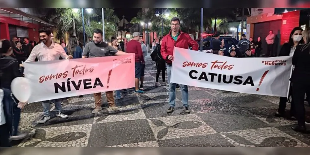 Duas manifestações em Matinhos, na noite desta segunda, 'dividiram' a população local