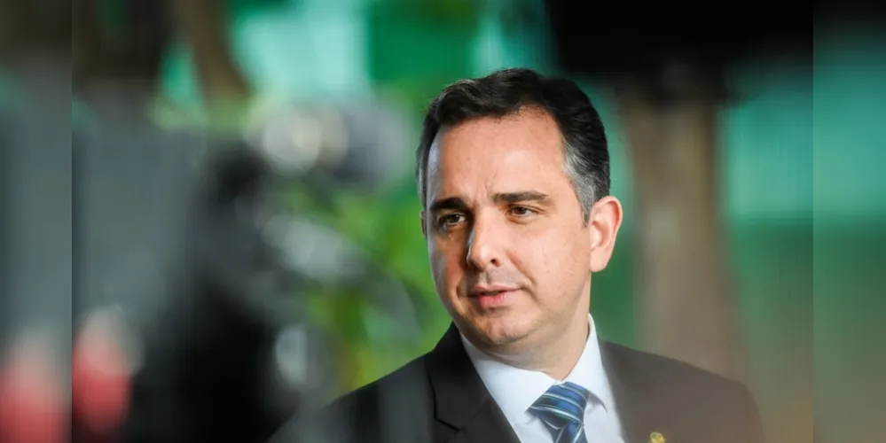 Rodrigo Pacheco assume o comando do país interinamente