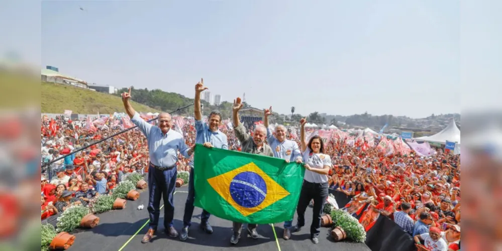 Lula e correligionários participam de ato de campanha neste sábado (10) em Taboão da Serra (SP)
