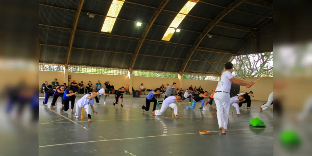 Grupo de instrutores de fitness de mulheres jovens em sportswear