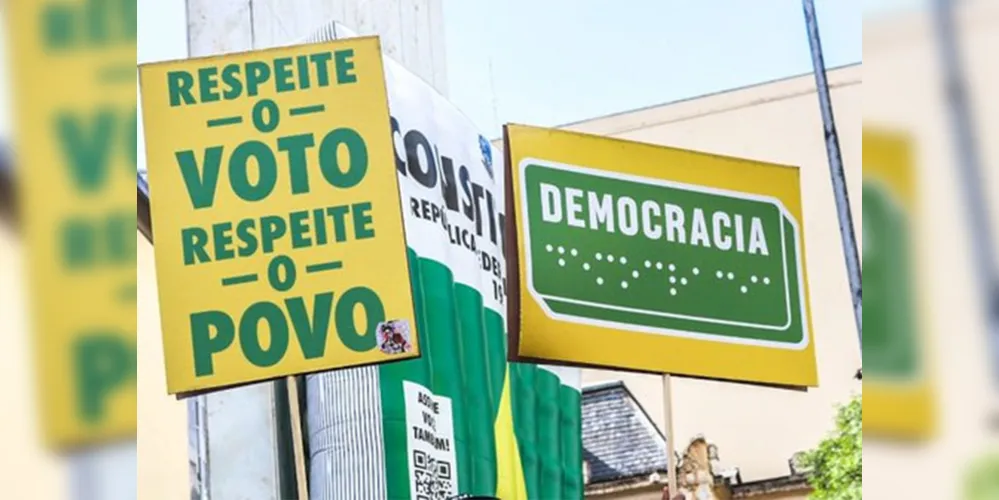 Maioria dos paranaenses apoiam a democracia.