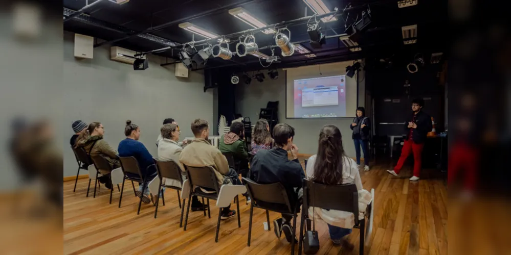 Ulokelu - Oficinas de Cinema de Ponta Grossa é um projeto aprovado pelo programa de fomento da Fundação Municipal de Cultura e promove oficinas gratuitas para incentivar a formação em cinema da população de Ponta Grossa