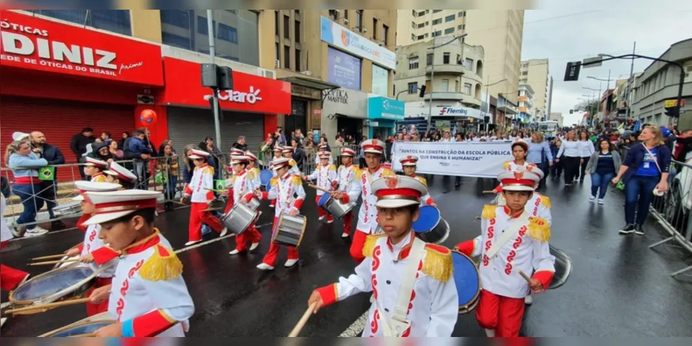 Participam do desfile 63 instituições, com expectativa da passagem de 8 mil pessoas pela avenida