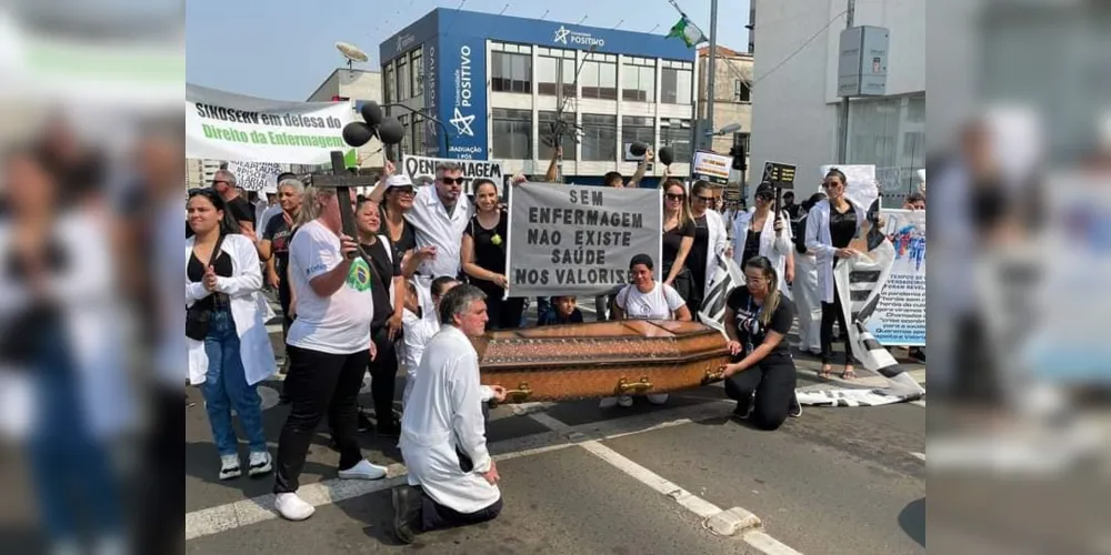 Profissionais da enfermagem realizaram manifestações em Ponta Grossa, recentemente, contra decisão do STF
