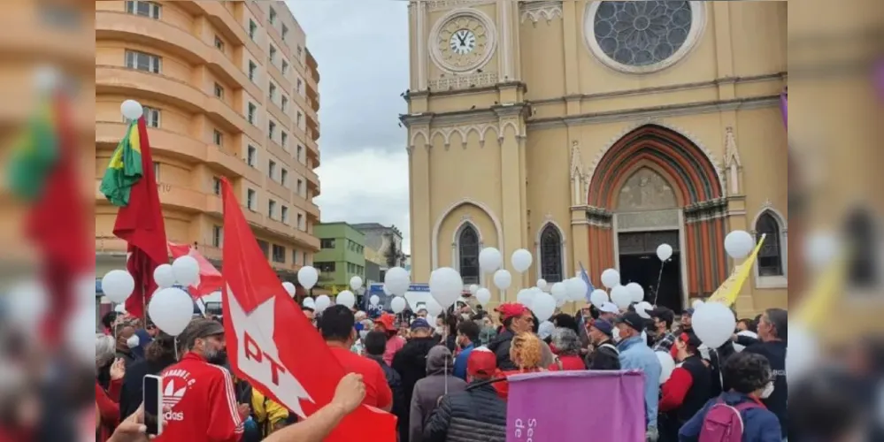Manifestação foi realizada em frente à Catedral Basílica de Curitiba.