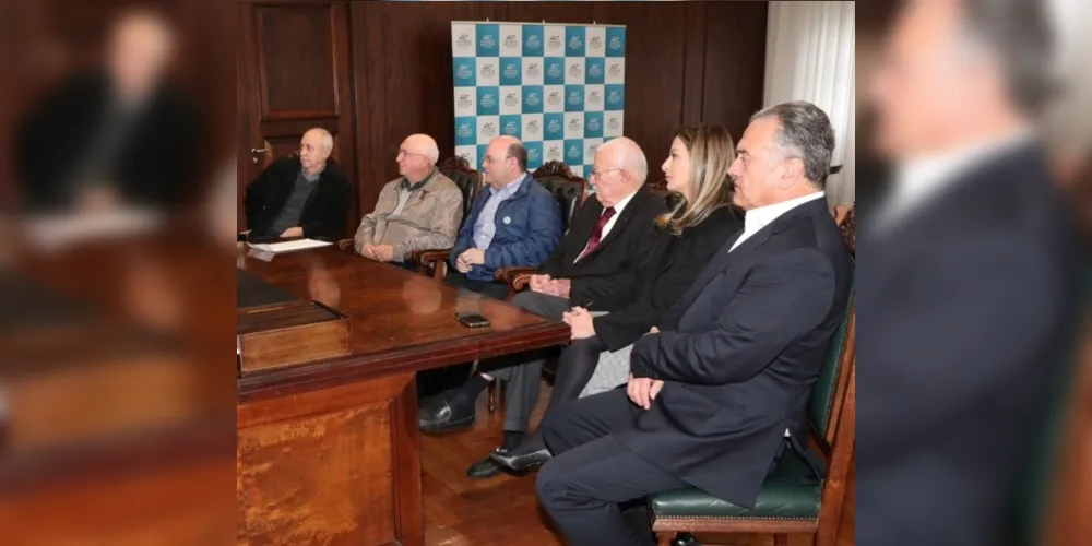 Reunião entre os parlamentares e representantes da Santa Casa na Assembleia Legislativa.