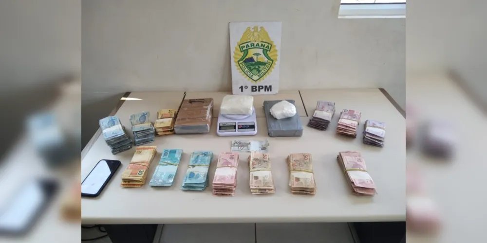 Ação policial localizou cocaína e dinheiro em espécie.