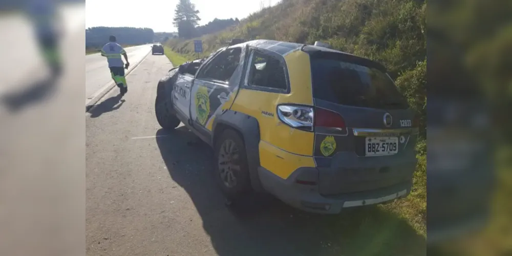 Policiais ficam feridos após viatura capotar durante perseguição nos Campos Gerais