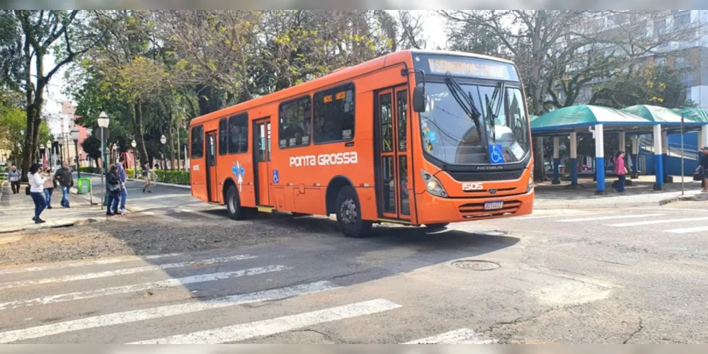 Ônibus do transporte público já foram vistos circulando pelo local