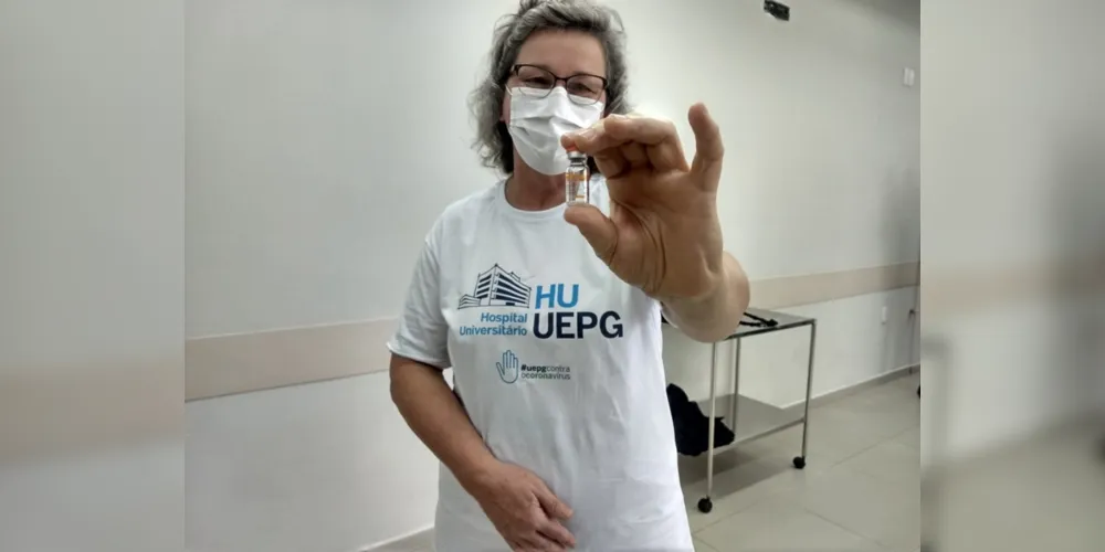 Enfermeira Terezinha Silveira, do HU-UEPG, foi a primeira pessoa a receber a vacina da covid-19 em Ponta Grossa