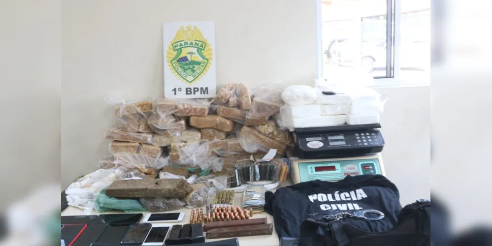Foram apreendidos mais de 34 quilos de drogas nesta sexta-feira (15). Também foram localizadas munições e outros equipamentos