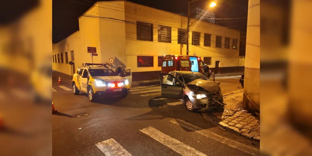 colisão aconteceu por volta das 5 horas, na esquina das ruas Comendador Miró e Senador Pinheiro Machado