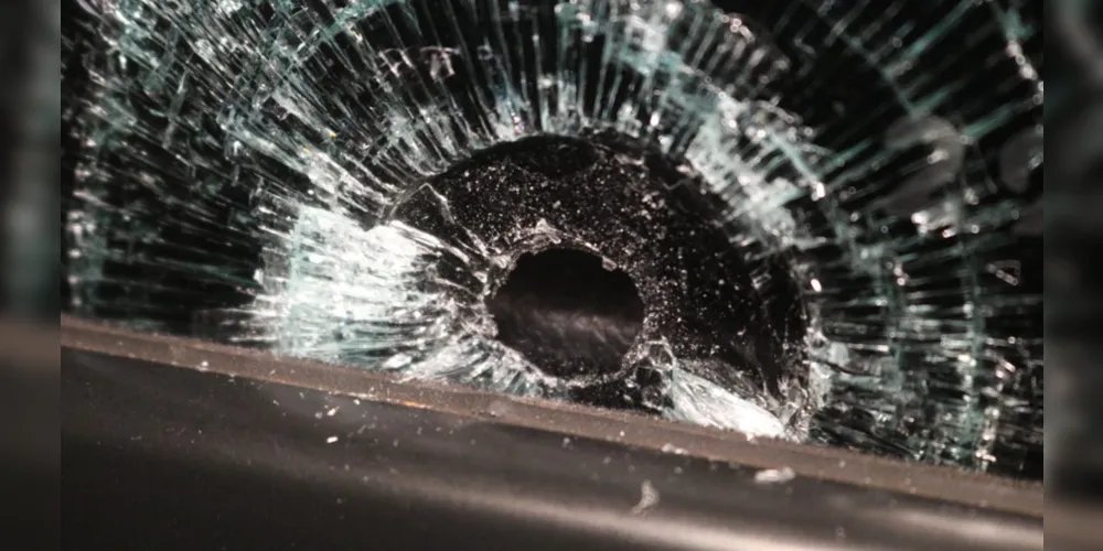 Renault Kwid da vítima foi alvo de disparos por criminosos que estavam em um Chevette