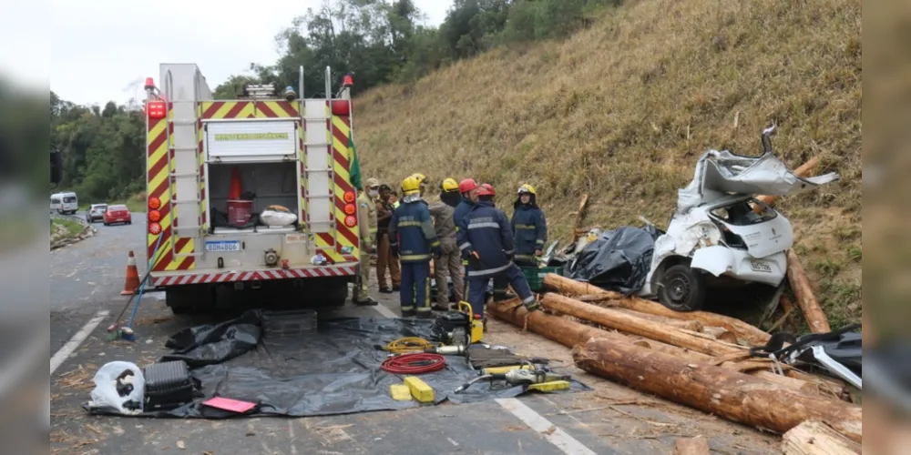 Veículo da Prefeitura Municipal de Ortigueira, que seguia para Ponta Grossa, acabou atingido por toras de madeira