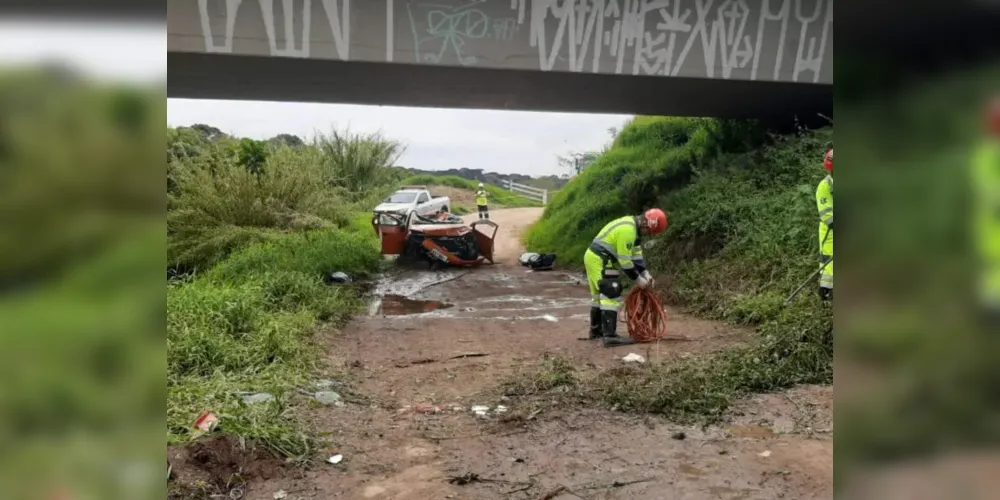 Veículo modelo Voyage de cor laranja saiu da BR-116 e caiu de ponta cabeça no Rio Iguaçu