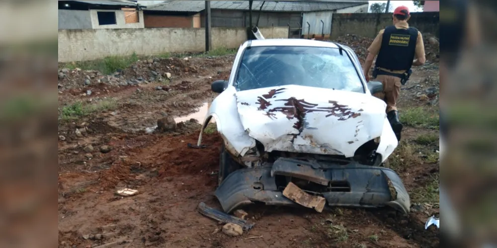 Chevrolet Corsa, com placas de Toledo (PR), bateu em escavadeira da prefeitura de Ventania