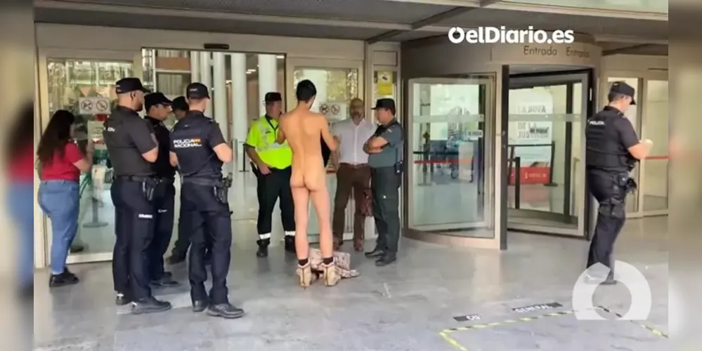 Reprodução de vídeo do 'El Diário' mostra homem espanhol que tentou ir a um tribunal sem roupas