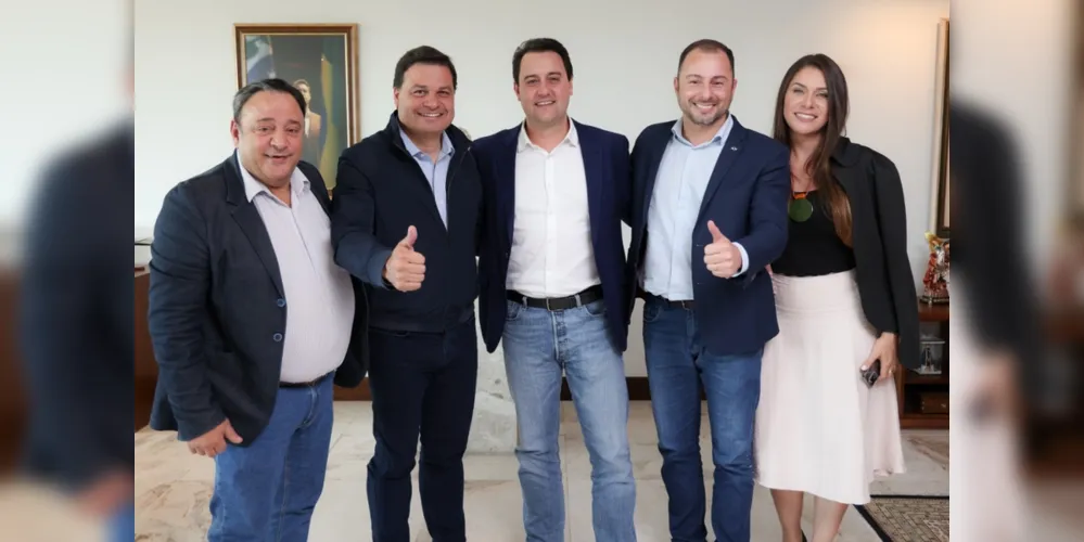 Daniel Milla reunido com a esposa Karina, o governador Ratinho Júnior, o deputado federal Sandro Alex e o ex-deputado estadual Hussein Bakri.