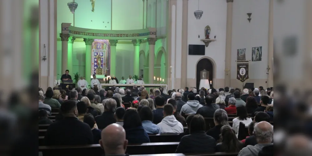Cerca de mil pessoas foram até a Igreja Bom Jesus nesta terça-feira (23)