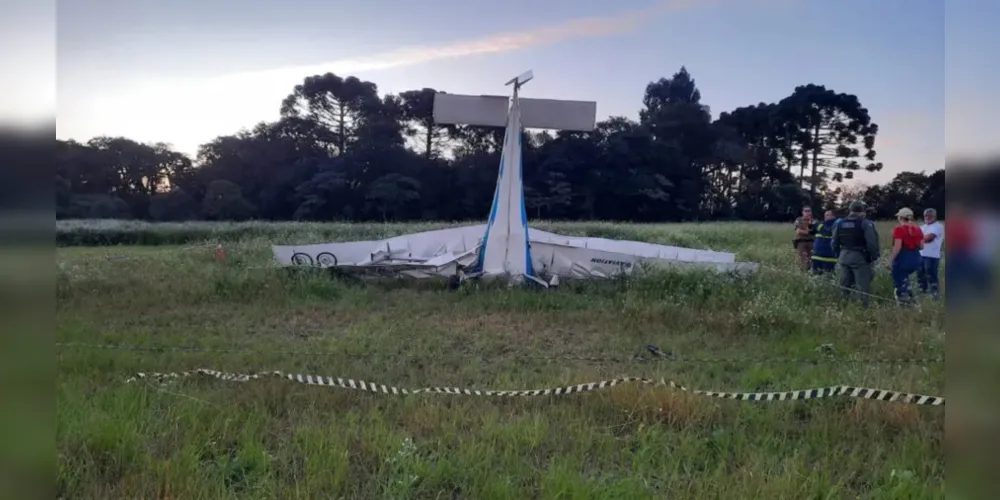 A aeronave perdeu altitude e caiu a cerca de 700 metros da pista de um aeroclube.