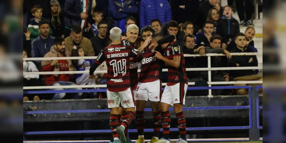 Flamengo abriu vantagem logo no 1º tempo e não deu chances aos argentinos