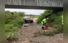 Jovem motorista morre após carro capotar e cair dentro de um rio