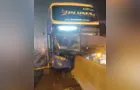 Ônibus bate em praça de pedágio na PR-151 e deixa dois feridos