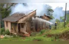 Casa fica bastante danificada após incêndio em PG