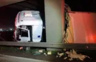 Caminhão despenca de viaduto e motorista sai ileso