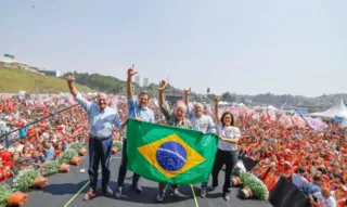 Lula e correligionários participam de ato de campanha neste sábado (10) em Taboão da Serra (SP)