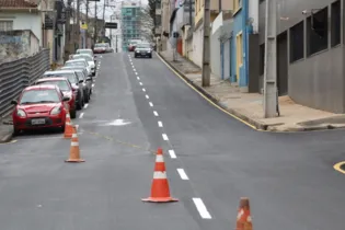 A Prefeitura de Ponta Grossa iniciou, nesta semana, a renovação da sinalização da rua Comendador Miró, na região Central