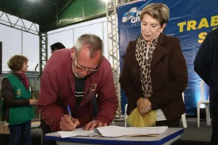 Prefeita Elizabeth Schmidt acompanhou a assinatura dos contratos no Ouro Verde.
