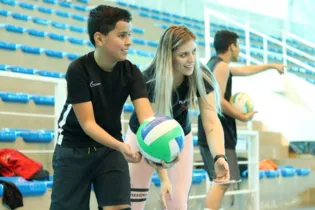 O programa é também uma alternativa para que os estudantes em férias possam se divertir e praticar atividades esportivas.