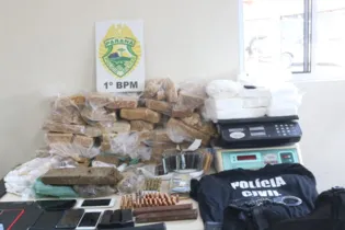 Foram apreendidos mais de 34 quilos de drogas nesta sexta-feira (15). Também foram localizadas munições e outros equipamentos