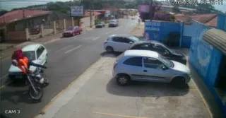 Condutor da moto bateu contra a lateral do automóvel