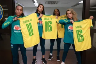 Após mais uma conquista, as atletas Tamires, Bia Zaneratto, Maria Eduarda, Adriana e Ary Borges desembarcaram hoje em Guarulhos e aproveitaram para falar sobre a falta de visibilidade das mulheres nos principais jogos de futebol para videogames