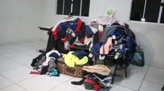 Peças de roupas foram encontradas em três residências na cidade