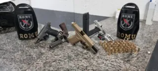 Guardas acharam uma pistola glock de calibre 9mm com seletor de rajada, uma de calibre. 380, uma de calibre 7.65 e um revólver de calibre 38