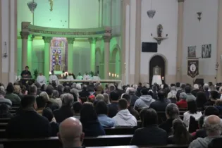 Cerca de mil pessoas foram até a Igreja Bom Jesus nesta terça-feira (23)