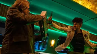 Brad Pitt interpreta Ladybug no longa com fortes inspirações visuais da franquia ‘John Wick’. Neon e muitas cores sobre um cenário soturno são a aposta da fotografia.