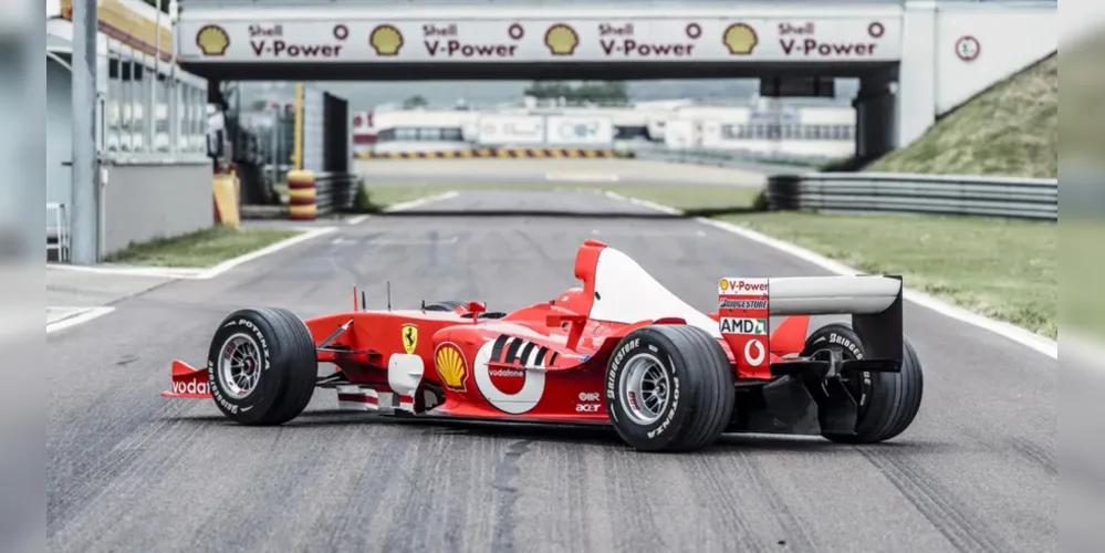 Trata-se de um exemplar da Ferrari F2003-GA, o carro em que o alemão conquistou o seu sexto mundial de pilotos na categoria no ano de 2003