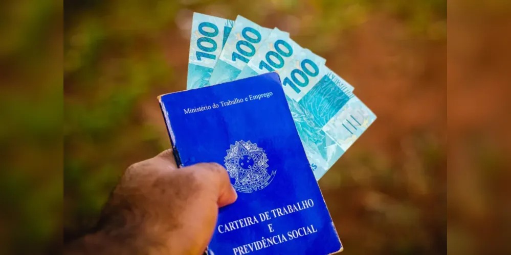 Confira quem tem direito e como funciona o cálculo do pagamento no Brasil; primeira parcela deve ser paga até dia 30