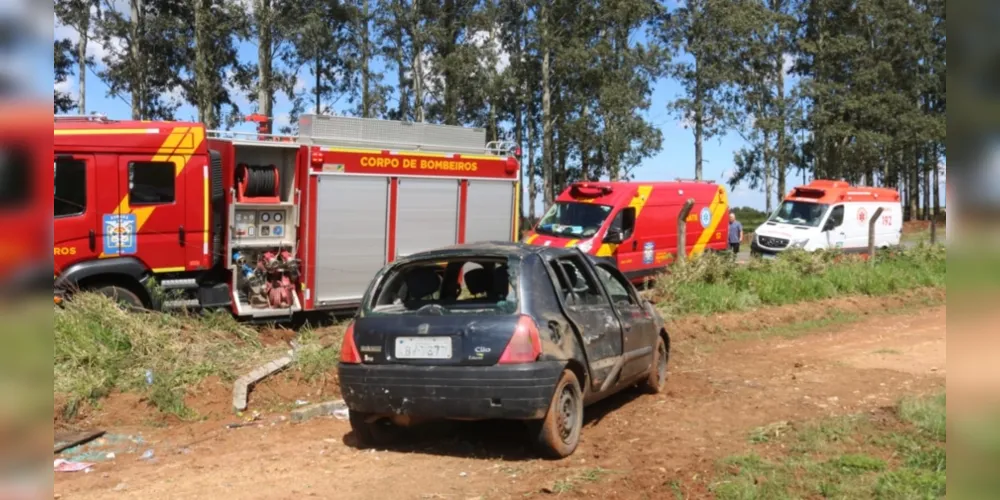 Carro acabou quebrando a cerca de uma propriedade rural da região