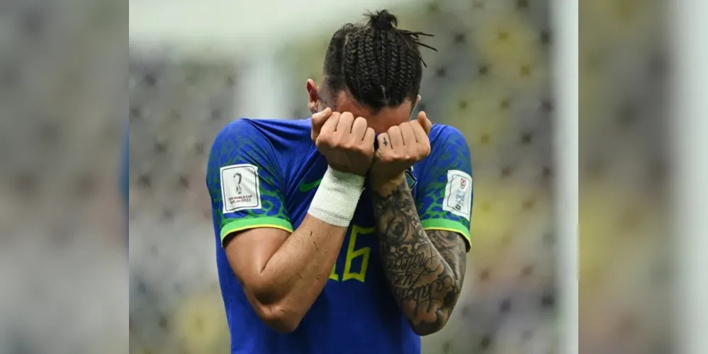 Alex Telles saiu chorando de campo na derrota do Brasil para o Camarões, na última sexta-feira