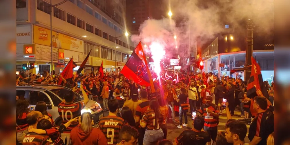 Muitos torcedores ocupam as ruas de Ponta Grossa no início da noite deste sábado (29)