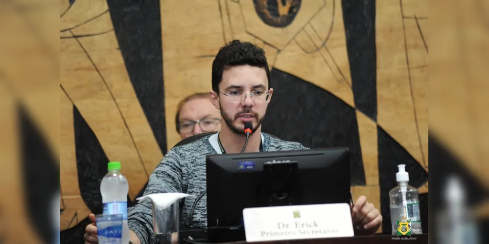Parlamentar Dr. Erick (PSDB), autor do projeto de lei, durante Sessão Ordinária na Câmara Municipal de Vereadores de Ponta Grossa.