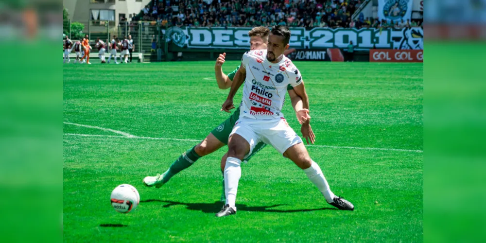Zagueiro Dirceu em disputa de bola com o atacante da Chapecoense.