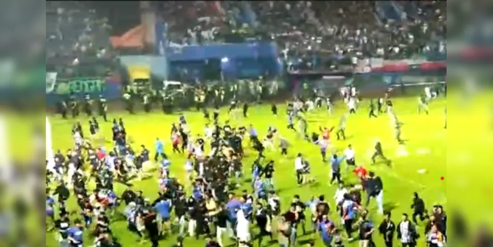 Confrontos em estádio de futebol na Indonésia deixam 129 mortos
