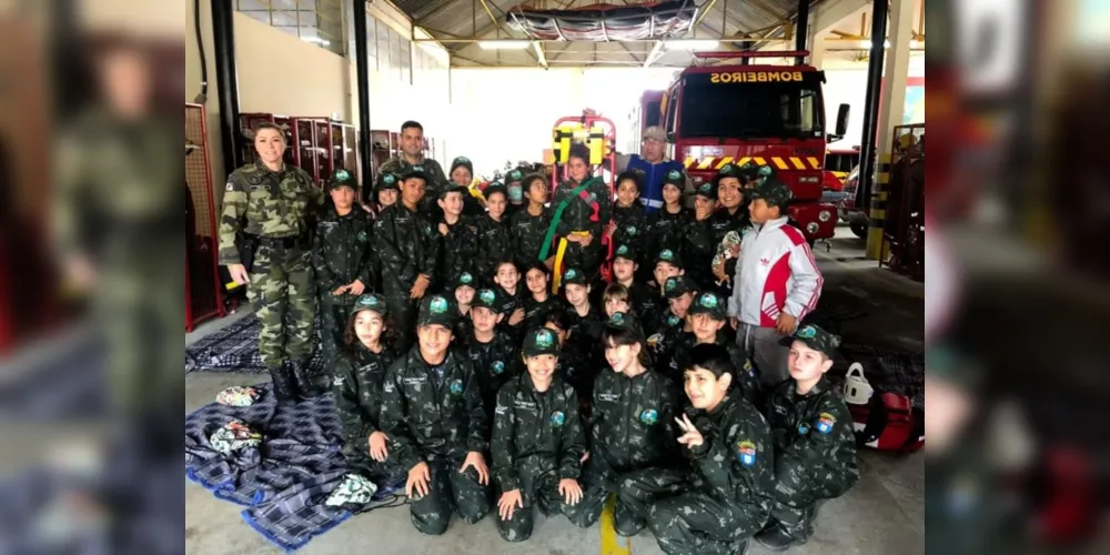 Alunos da 'Força Verde Mirim' durante visita ao Corpo de Bombeiros de Ponta Grossa